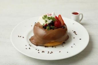 ふんわりショコラムースのパンケーキベリーソース