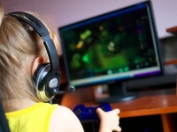 人気のゲーム「フォートナイト」にドハマりしたのは9歳の少女。おもらししたり父親を殴ったりで依存症のリハビリ治療中