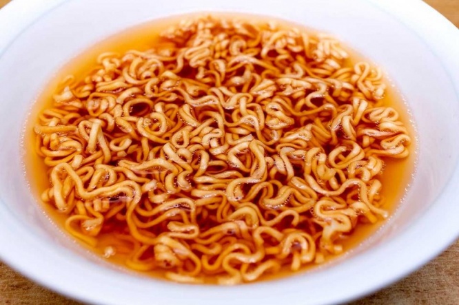 お湯をかけたオキコラーメン