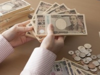 男性に聞く！　ズバリ、結婚相手には最低いくら貯金していてほしい？