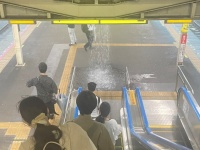 エスカレーターを降りた先に、まさかの「滝」　ゲリラ豪雨が生んだトラップが初見殺しすぎた
