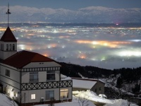 ここはヨーロッパ？いいえ、富山です 「メルヘンの街」に広がる夜景がまるで宝石箱