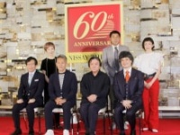 (前列左より)ニッセイ文化振興財団・松山保臣理事長、宮本亞門氏、栗山民也、粟國淳(後列左より) 高部尚子、一色隆司、山田うん