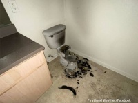 雷がトイレにクリティカルヒット！便器は黒焦げ状態に