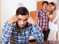 彼女の浮気が発覚！　男子が責めるのは「彼女」と「浮気相手」どっち？