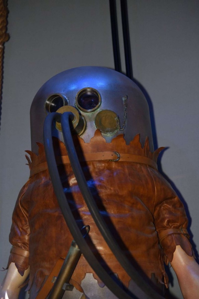 クリンゲーツの潜水服。レトロなロボットっぽい雰囲気