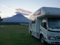 夏休みのキャンプに旅行に、一度は乗ってみたいキャンピングカー！軽キャンからバンコンまでキャンピングカーの種類やメンテナンスの基礎知識を紹介！
