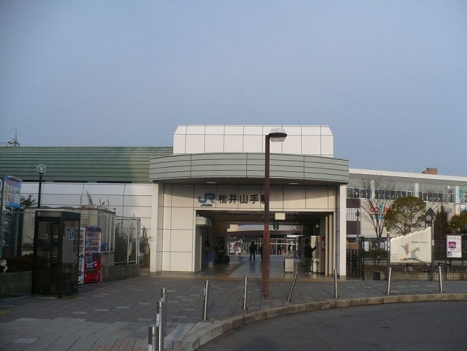 JR松井山手駅（Tam0031さん撮影、Wikimedia Commonsより）