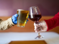 お酒を飲むと新型コロナの感染リスクが高まる4つの理由（アメリカ）