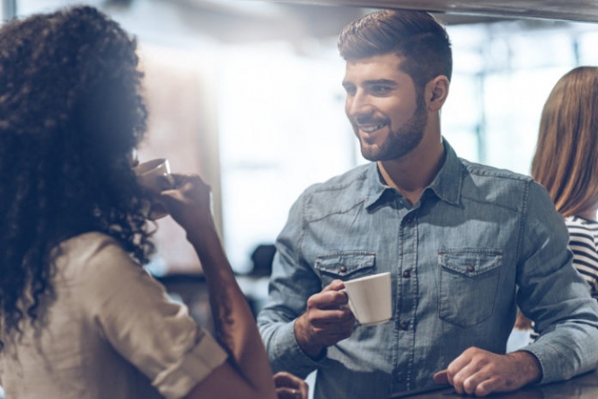 自分の話をする男性は「自分の話をしない人よりつきあいやすい！」