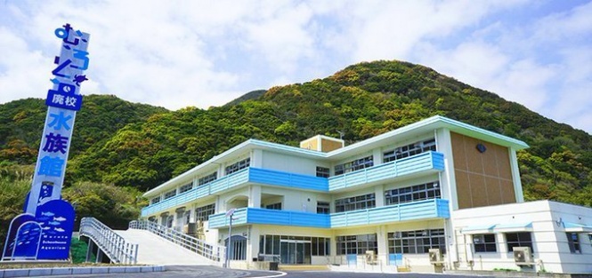 石碑設置前のむろと廃校水族館（画像はむろと廃校水族館公式ツイッターより）
