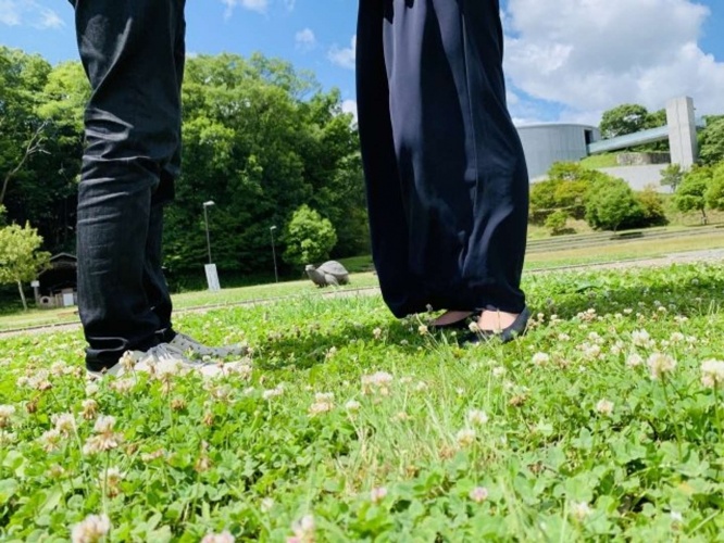 立ち話や食事に行くこともあった(画像はイメージ)