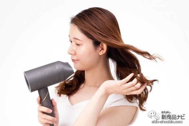 『 VENUSiS 遠赤イオンドライヤー　VDC-5000 』 で髪を乾かす女性