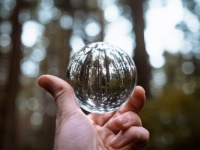 【心理テスト】水晶玉に映っていたものは？　「今のあなたの悩み」