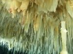 神秘的…！　クリスタルの水中洞窟探検の様子が美しい。