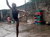 雨の中、素足でバレエを踊る少年の姿がSNSで拡散、有名バレエスクールからスカウトされる（ナイジェリア）