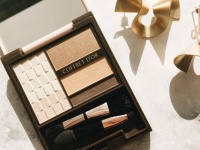 伏し目がちが勝負です。うつむきたくなるアイシャドウ　＃コスメジェニック