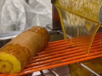 〝レモンの滝〟へ向かっていく...苫小牧銘菓「よいとまけ」の製造風景が話題に　「ずっと見てられる」「ここで修行します！」