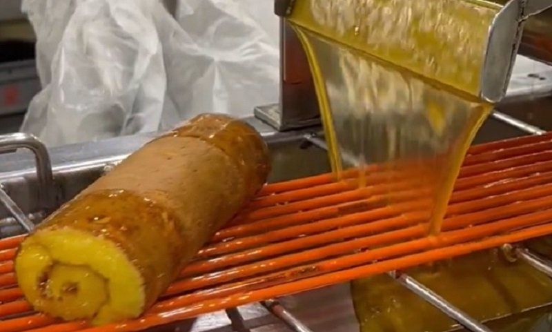 〝レモンの滝〟へ向かっていく...苫小牧銘菓「よいとまけ」の製造風景が話題に　「ずっと見てられる」「ここで修行します！」