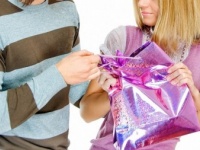 【弁護士が回答】元カレに「あげたプレゼントを返せ」と言われたら……？