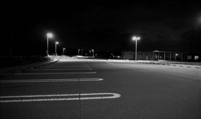 夜の駐車場に息子が一人ぼっちで...（画像はイメージ）