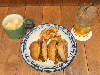 『切ったやつ』で人気のハンバーガー屋「BRISKSTAND」が恵比寿にニューオープン！