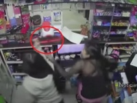 14歳少女が銃を持ったコンビニ強盗に山刀で反撃、店から追い出す（コロンビア）