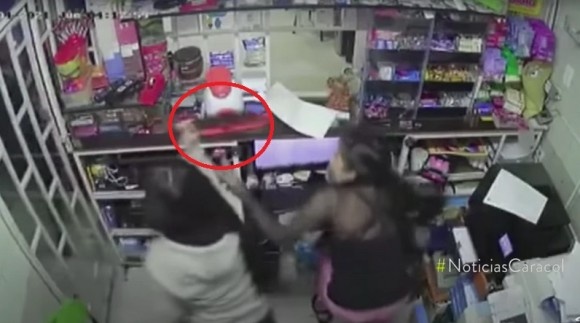 14歳少女が銃を持ったコンビニ強盗に山刀で反撃、店から追い出す（コロンビア）