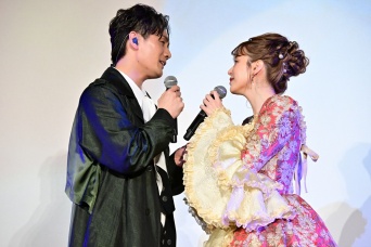 加藤和樹＆平野綾・４曲を生熱唱！　劇場アニメ『ベルサイユのばら』愛の歌唱付上映会　圧巻の歌声に会場大熱狂！！