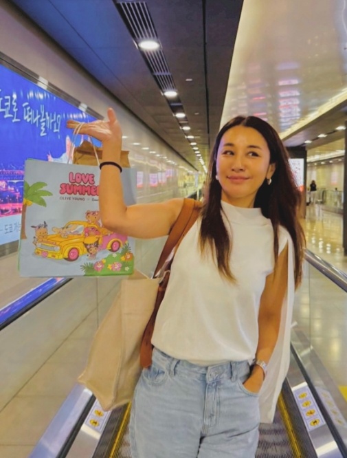 Instagram:鈴木紗理奈(@munehirovoice)より