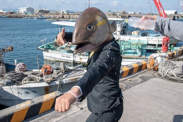 防水・速乾・撥水性を確認するカンパチロウ