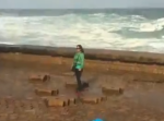 海の撮影スポットで起こった悲劇！　女性が波をバックに写真を撮ろうとしたら…