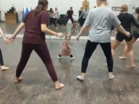 これは微笑ましすぎる！フィットネスのインストラクターは幼児だった？少女の動きを必死にコピーする生徒たち