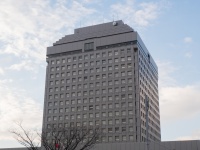 『女性のスカート内盗撮』被害女性に捕まる　県立学校教諭(44)懲戒免職　教諭は「どんな下着を着けているのか…」