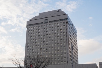 『女性のスカート内盗撮』被害女性に捕まる　県立学校教諭(44)懲戒免職　教諭は「どんな下着を着けているのか…」