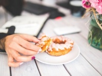 食べて撮影する簡単なお仕事です。中国で食事代行サービスがトレンドに。その理由とは？