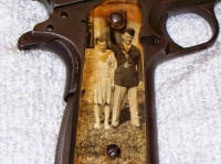 第二次世界大戦時代、米兵士の間で流行した拳銃のグリップに恋人の写真を忍ばせる「スイートハート・グリップ」
