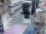 これはアカン！　女性のスカートの中をストロボで撮影する男