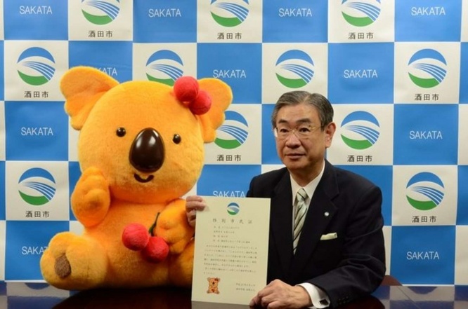 さくらんぼコアラと当時の酒田市長だった故・本間正巳氏(画像はプレスリリースより)