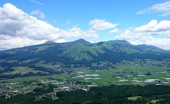 南阿蘇村から阿蘇山を望む（写真は「南阿蘇の力」Facebookページより）