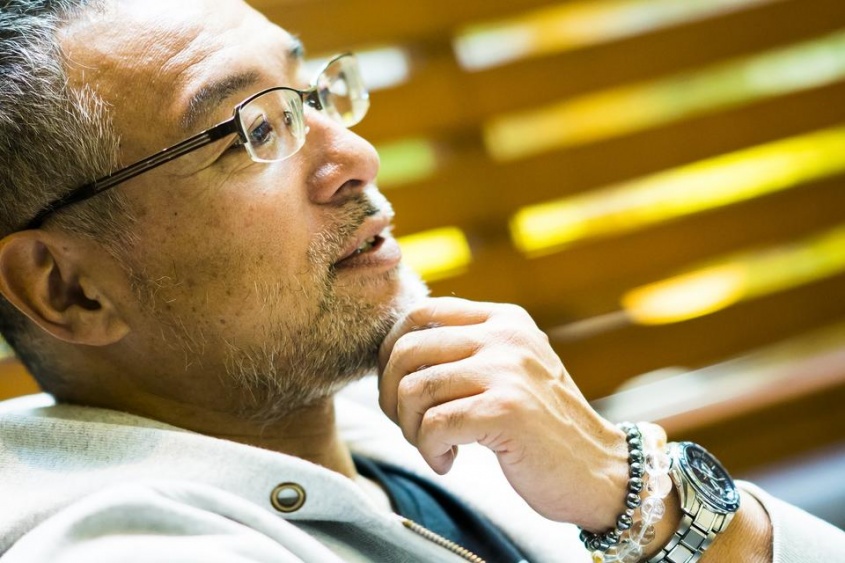 心屋仁之助氏（撮影／干川修、撮影協力／ストリングスホテル東京インターコンチネンタル）