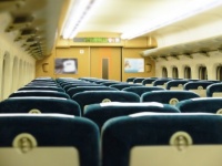 「新幹線の3列シート、真ん中は私の指定席なのに...。占領していた3人家族に注意すると『空気読めや』」（三重県·50代女性）