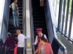 駅員さんのファインプレー！　エスカレーターで倒れそうなおじいさんを助ける。