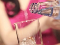 兼業キャバ嬢直伝！　「1杯のお酒で」気になる男性を射止める4つのテク