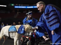 感動の瞬間。大学で学生を支え続けた介助犬に卒業証書が渡され大歓声が上がる