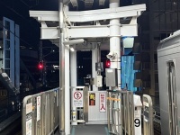 なんでこんなところに？　五反田駅ホームに鎮座する「白い鳥居」の謎を追う