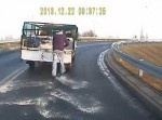 やってみたくなる！　融雪剤を撒くお兄さんが何だか楽しそう