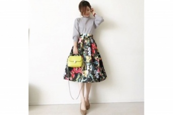 おしゃれ上級者は、花柄スカートとバッグの色をリンクさせる　＃東京365日コーデ