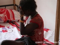 武装勢力から解放され、トランジット・センター（一時受け入れ所）に身を置くスーダンの女の子。（2011年撮影）※記事との直接の関係はありません。©UNICEF_NYHQ2011-0466_Farrow