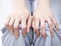 貧乏ゆすりの心理とは!?　ストレスを抱えている人の癖って？